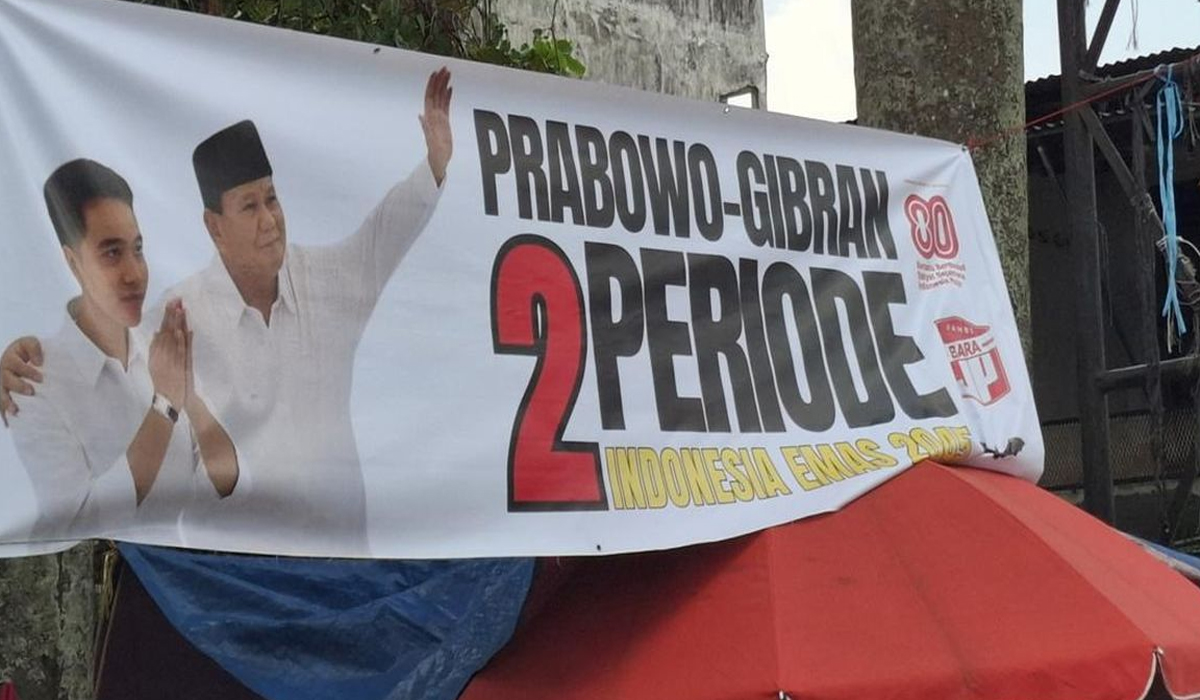 Heboh! Spanduk Prabowo dan Gibran 2 Periode Tiba-Tiba Muncul di Medan, Ada Apa? Heboh! Spanduk Prabowo dan Gibran 2 Periode Tiba-Tiba Muncul di Medan, Ada Apa?