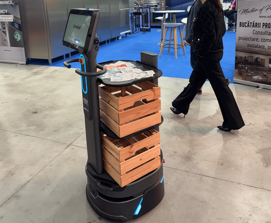 robot de livrare autonom printre standurile unui targ