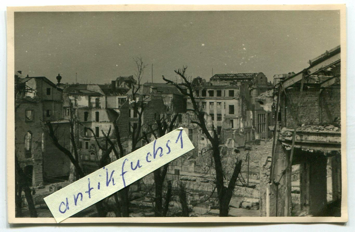die zerstörte Universität in Berlin 1945