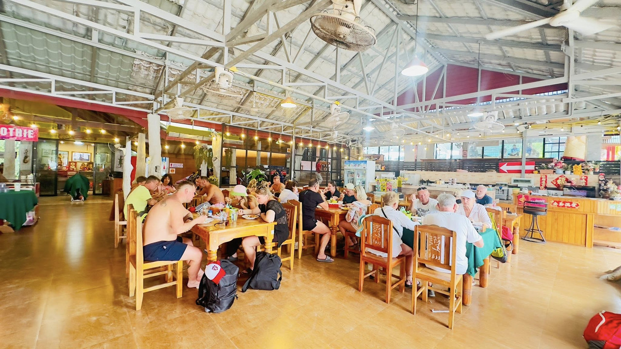 บรรยากาศร้านครัวริมธาร