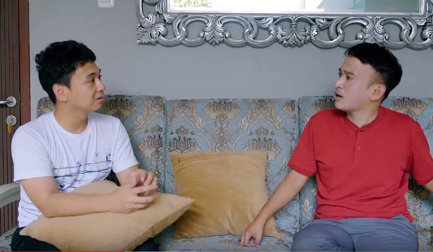 Ruben Onsu bercerita kepada Raditya Dika
