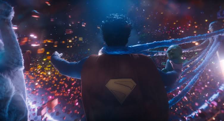 David Corenswet como Superman ferido - sangue no olho