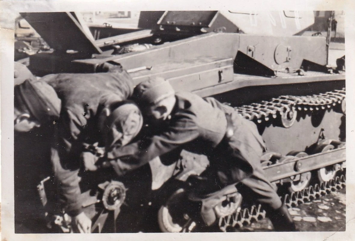 Foto Soldaten legen Panzer die Ketten an 2 WK