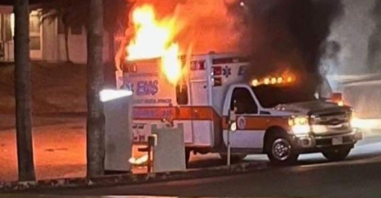 Ambulancia se incendia y explota frente a un hospital, hay un fallecido 