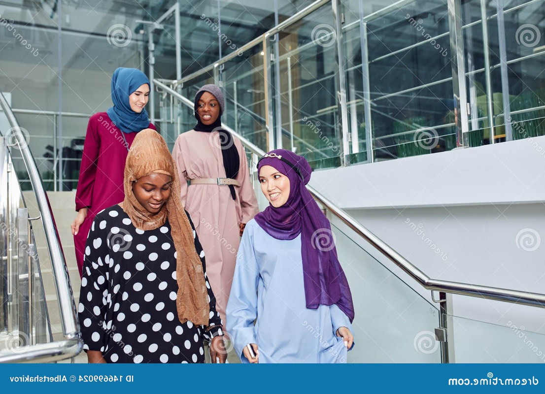 C:\Users\lenovo\Pictures\Saved Pictures\muslim woman\un-gruppo-di-quattro-ragazze-musulmane-che-camminano-alle-scale-del-centro-commerciale-donne-sorridenti-nel-hijab-gi-le-affari-146699024 (tagliata 0).jpg