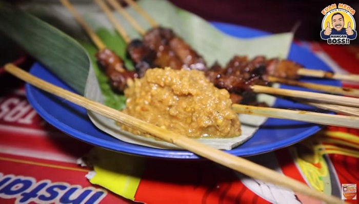 Sajian sate sapi di Sate Maranggi Sari Asih yang disajikan dengan sambal oncom.