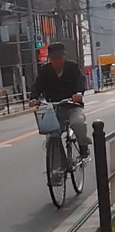自転車のカゴにナイロン袋を縛り付けてる前科犯のストーカー爺さん