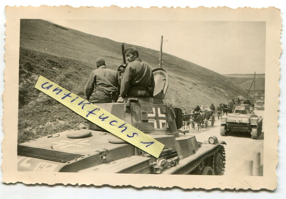 Foto - WH- Beute- Panzer aus Rußland mit Balkenkreuzen und HIWI-Besazung 1944