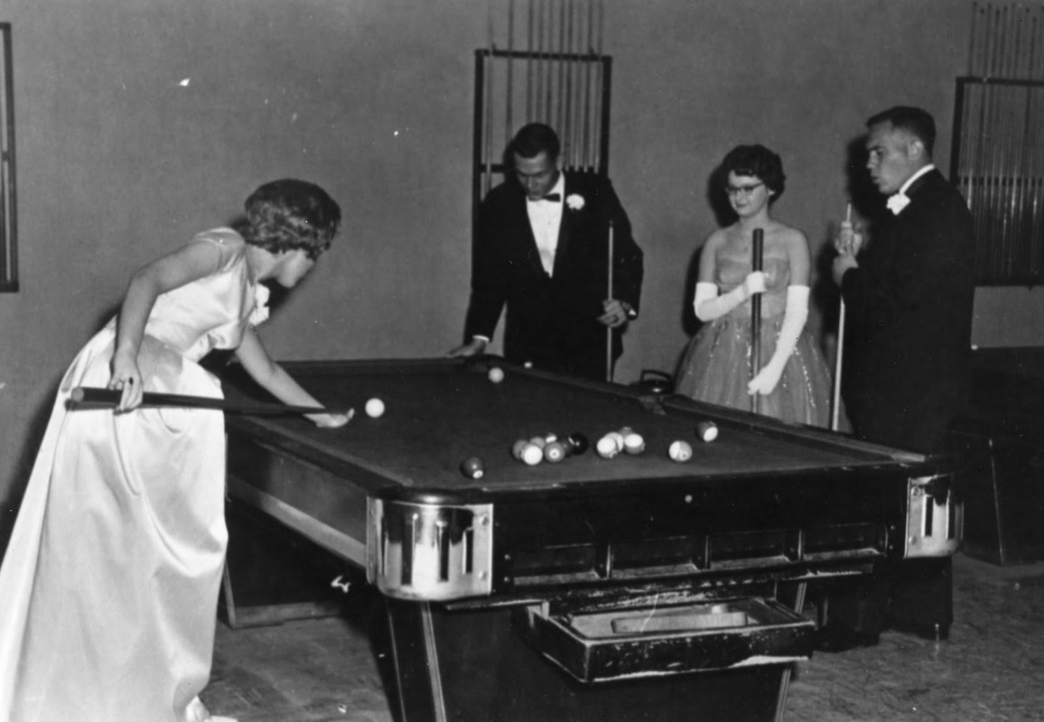 Women Playing Billiards in the Past (26)