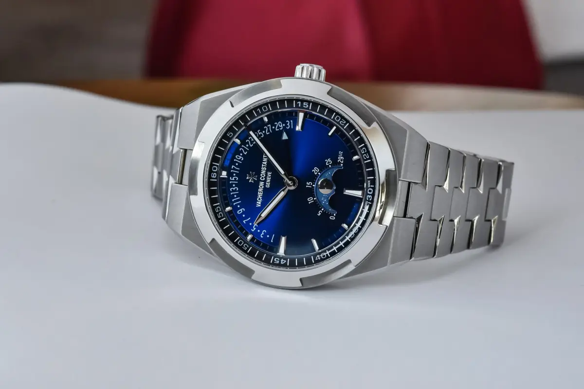 Vacheron-Constantin-Overseas-Moon-Phase-Retrograde-Date-4000V-Hands-On-4