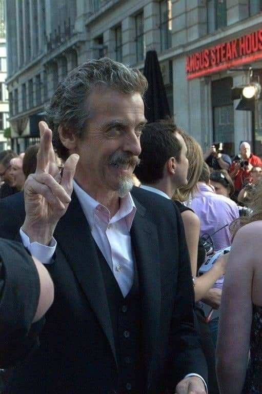 Son Excellence Monseigneur Bartholoméon pris à parti par les journalistes alors qu'il s'en allait chercher un sandwich bien mérité. Son Excellence Monseigneur Bartholoméon pris à parti par les journalistes alors qu'il s'en allait chercher un sandwich bien mérité.