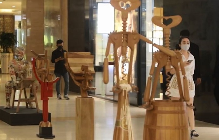 Pameran instalasi bertajuk 'Seni yang Tidak Pernah Pudar' digelar di Plaza Indonesia, Jakarta.