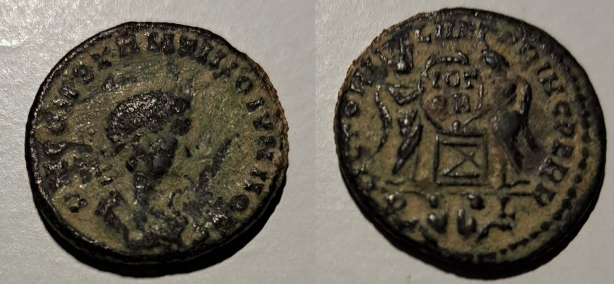 AE3 de Constantino II. VICTORIAE LAET PRINC PERP. Lyon C2pl1