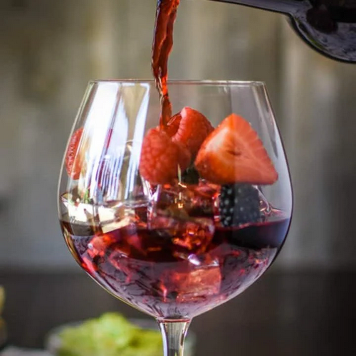 Courtoisie et convivialité aleucienne, agrémentée d'une sangria alguarena Courtoisie et convivialité aleucienne, agrémentée d'une sangria alguarena