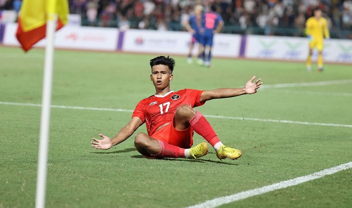 Pemain timnas Indonesia U-22, Irfan Jauhari,  saat mencetak gol dalam laga babak final sepak bola SEA Games 2023.