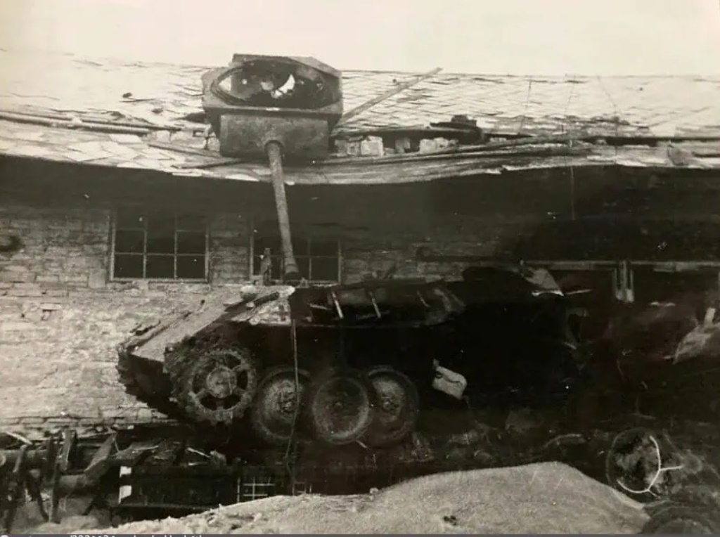 Уничтоженный на станции Каменец-Подольский немецкий средний танк Pz.Kpfw.V Panther стоящий на железн