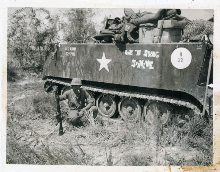 Foto de Malder junto a su oruga. 5 de febrero de 1970