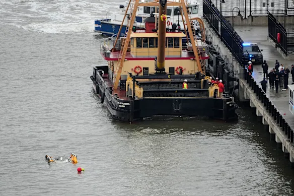 helicopter crashes into hudson river