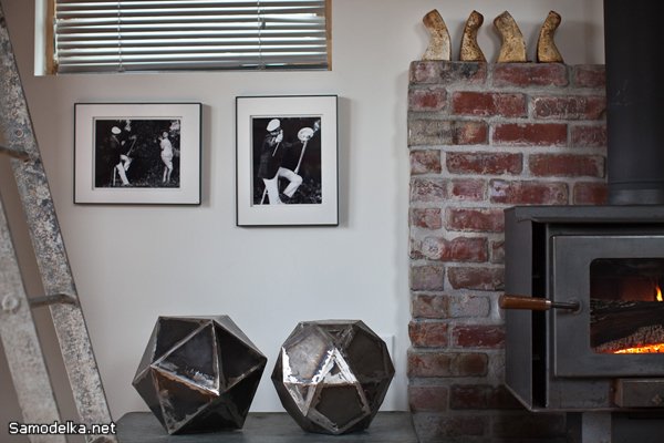 Самодельный домик, переделанный из обычного деревянного гаража.