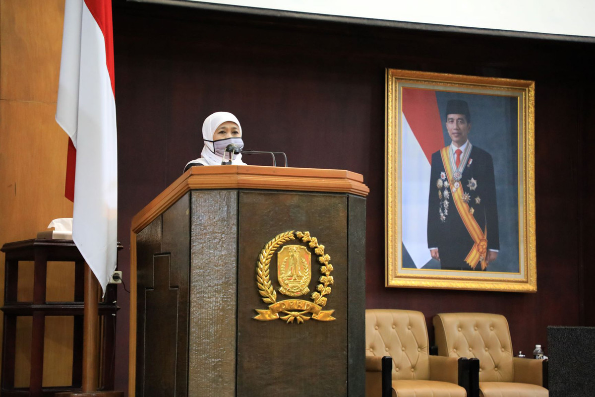 Khofifah Indar Parawansa saat rapat bersama DPRD jatim Gubernur Jatim