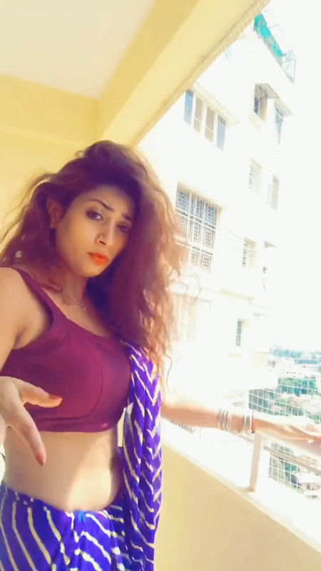 sexy girl in pink saree.mp4_snapshot_00.01.644