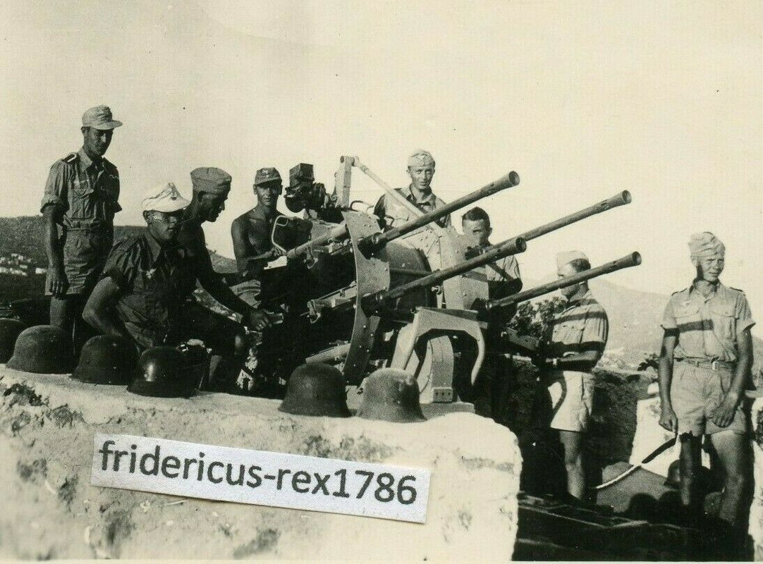 Foto Südfront Italien 43 Ischia LW Flugabwehr 2-cm-Flak-Vierling 38 Stellung1