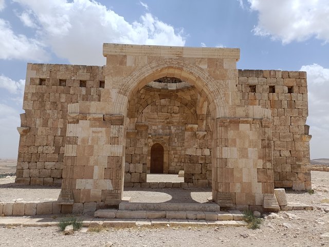 https://i.postimg.cc/xCBh1t21/Qasr-Al-Hallabat-2.jpg