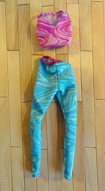 Originaloutfit der Made to Move Barbie HRH27 blau rosa