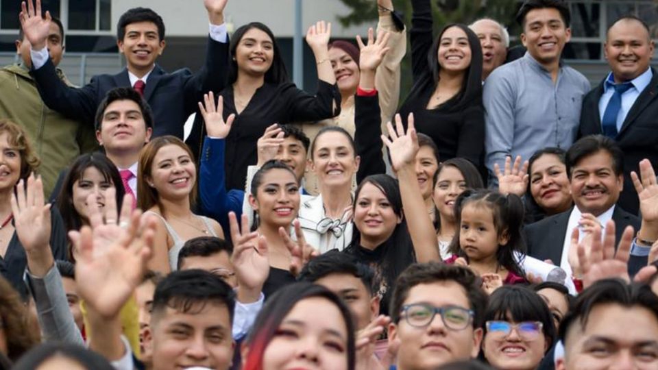 Se gradúa la primera generación de alumnos del Instituto Rosario Castellanos en CDMX