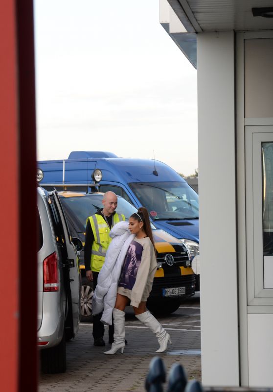 ariana-grande-taking-a-private-jet-from-hamburg-to-berlin-10-10