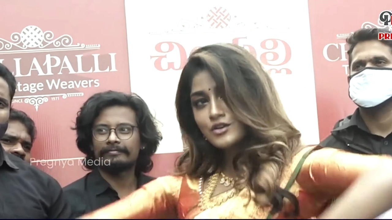 Dimple Hayathi  Sexy navel show from an event.mkv_snapshot_00.07.204