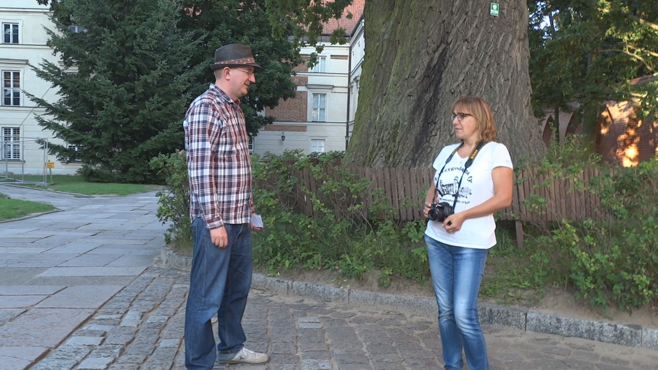 33.27 - Scenku na katedralnym dziedzińcu_002712