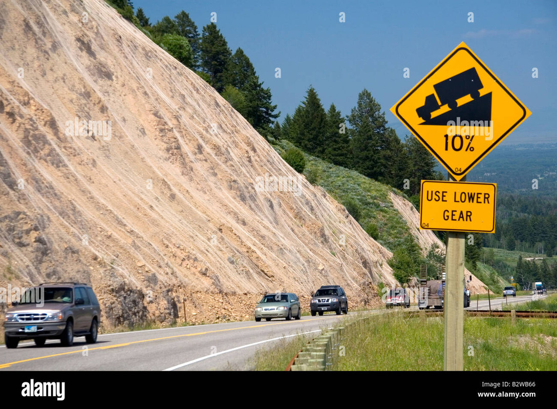 10-grade-road-sign-atop-the-high-mountain-teton-pass-on-wyoming-highway-B2WB66