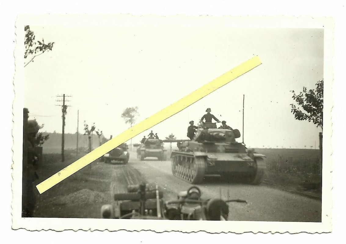 Polen 1939 schw.deut.Panzer der 1PD und Krad auf