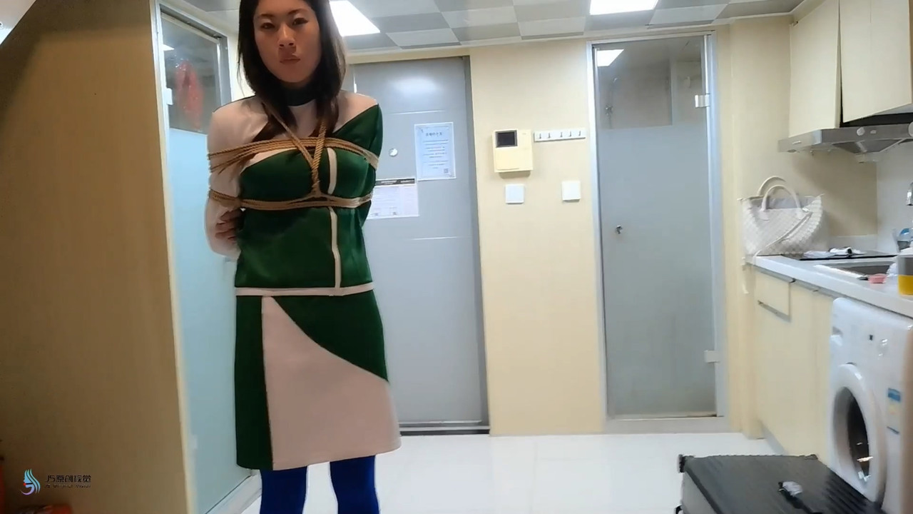 JS原创 丹维制服女郎体验堵嘴鞭打.mp4_20230310_130732.350