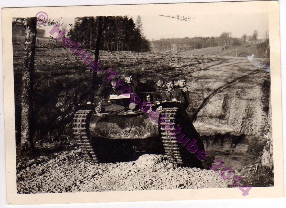 Panzer,Fahrschule,Fahrschulpanzer im Gelände mit