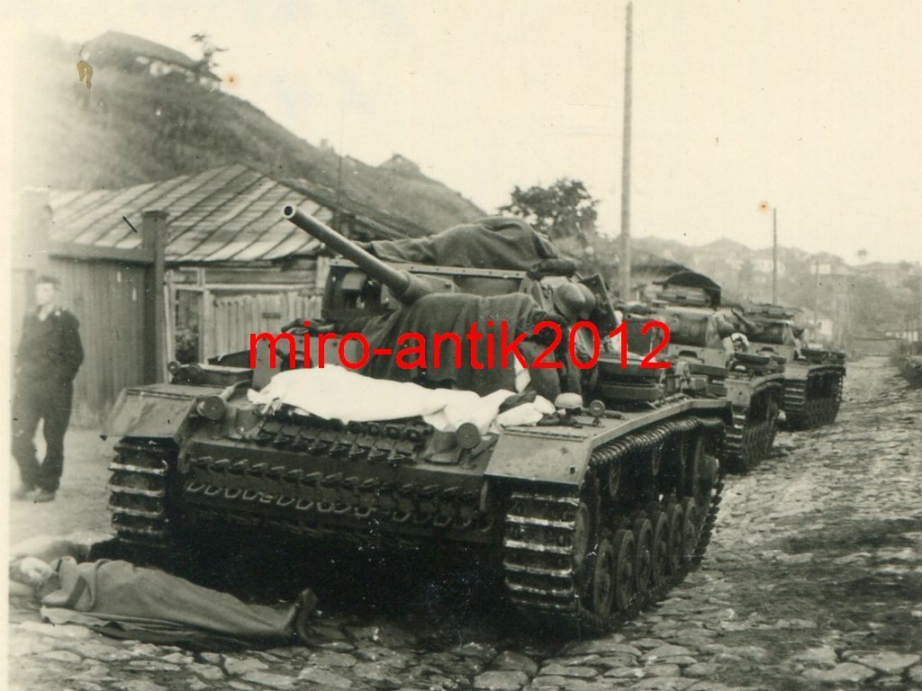 Foto, Panzermänner ausruhen am Panzer vor dem St