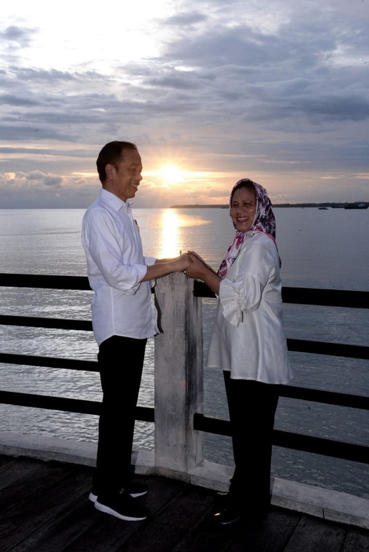 Jokowi dan Iriana saling berpegangan tangan dan menikmati senja di Kaimana Papua.