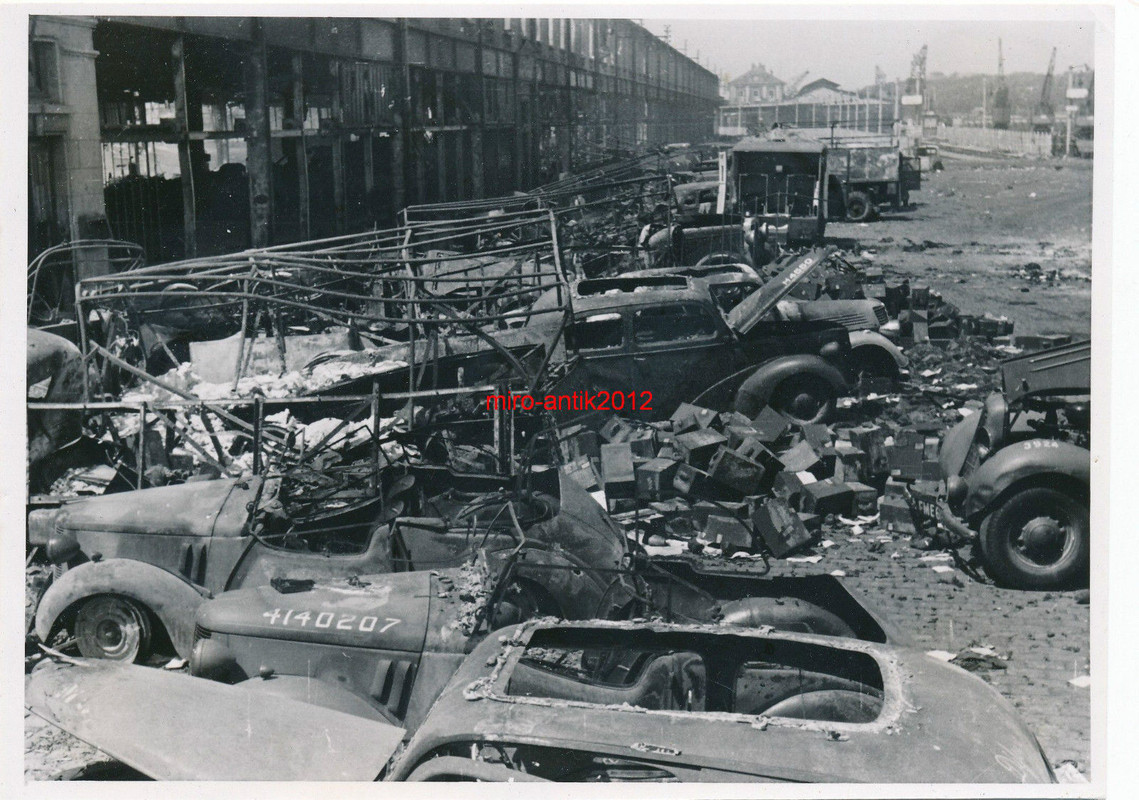 viele zerstörte Fahrzeuge, Frankreich