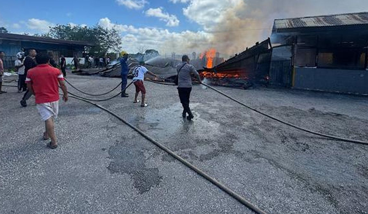Api Lahap Pasar Omele Tanimbar Maluku, Dua Bangunan Ludes Dalam Sekejap!