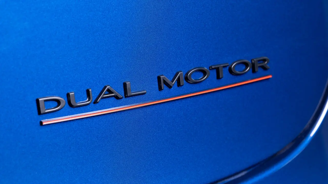 [Bild: dual-motor-schriftzug-fur-das-tesla-mode...29938.webp]