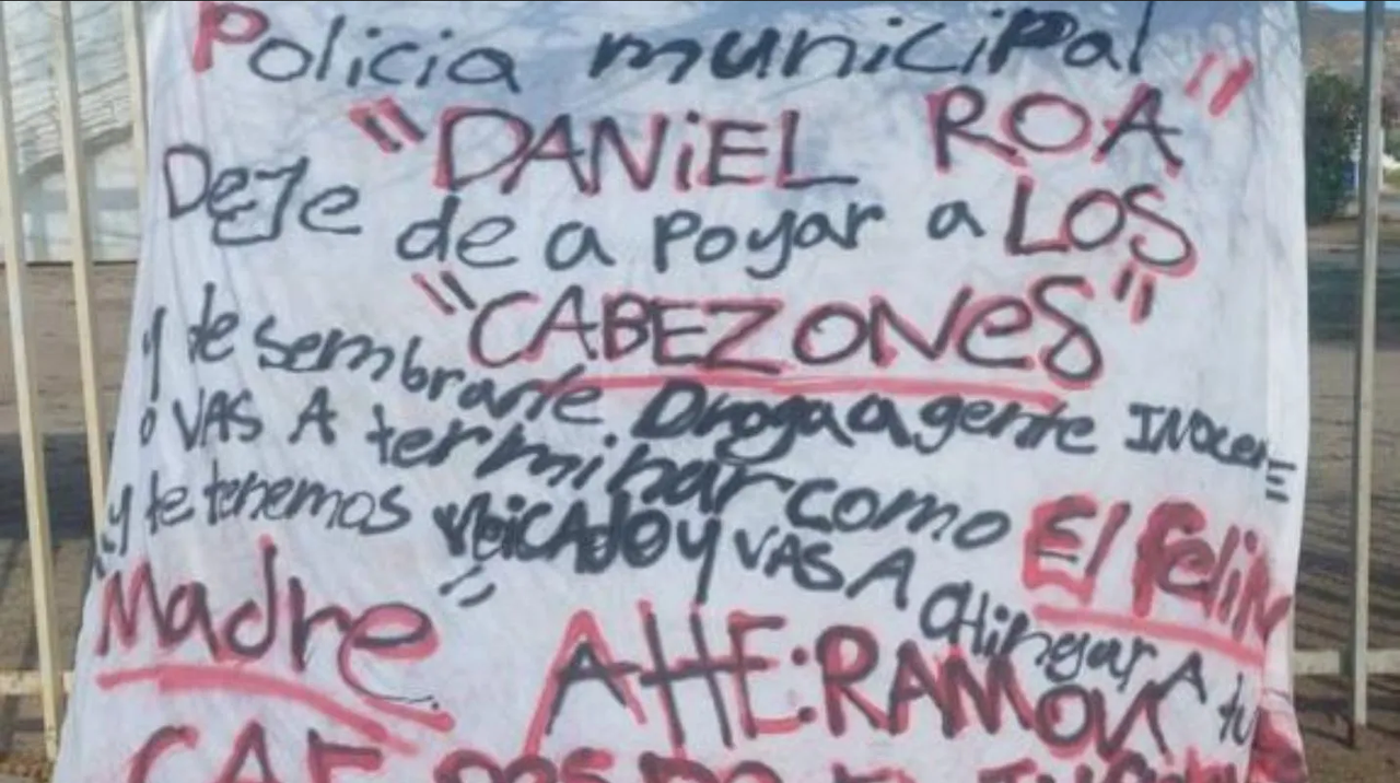 Cuelgan narcomanta en escuela primaria  de Ensenada