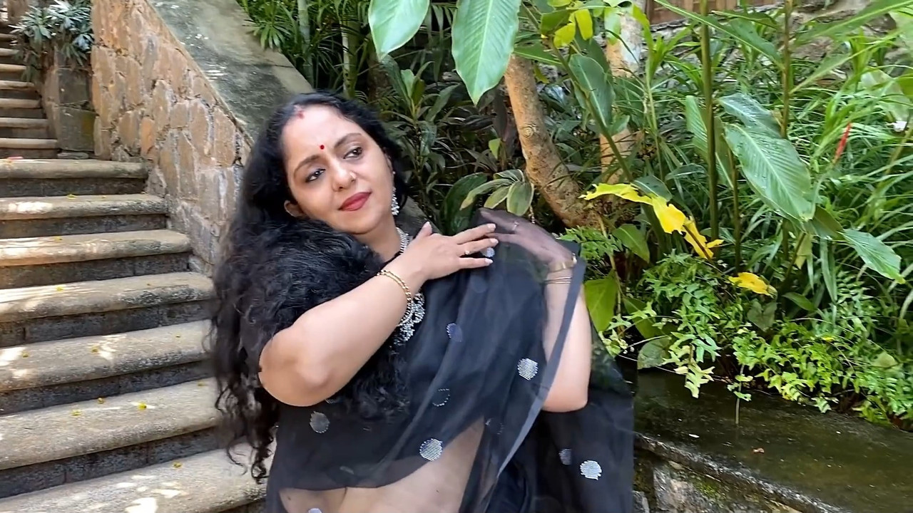 Sindhu Krishna Big Navel in saree.mp4_snapshot_01.07.031