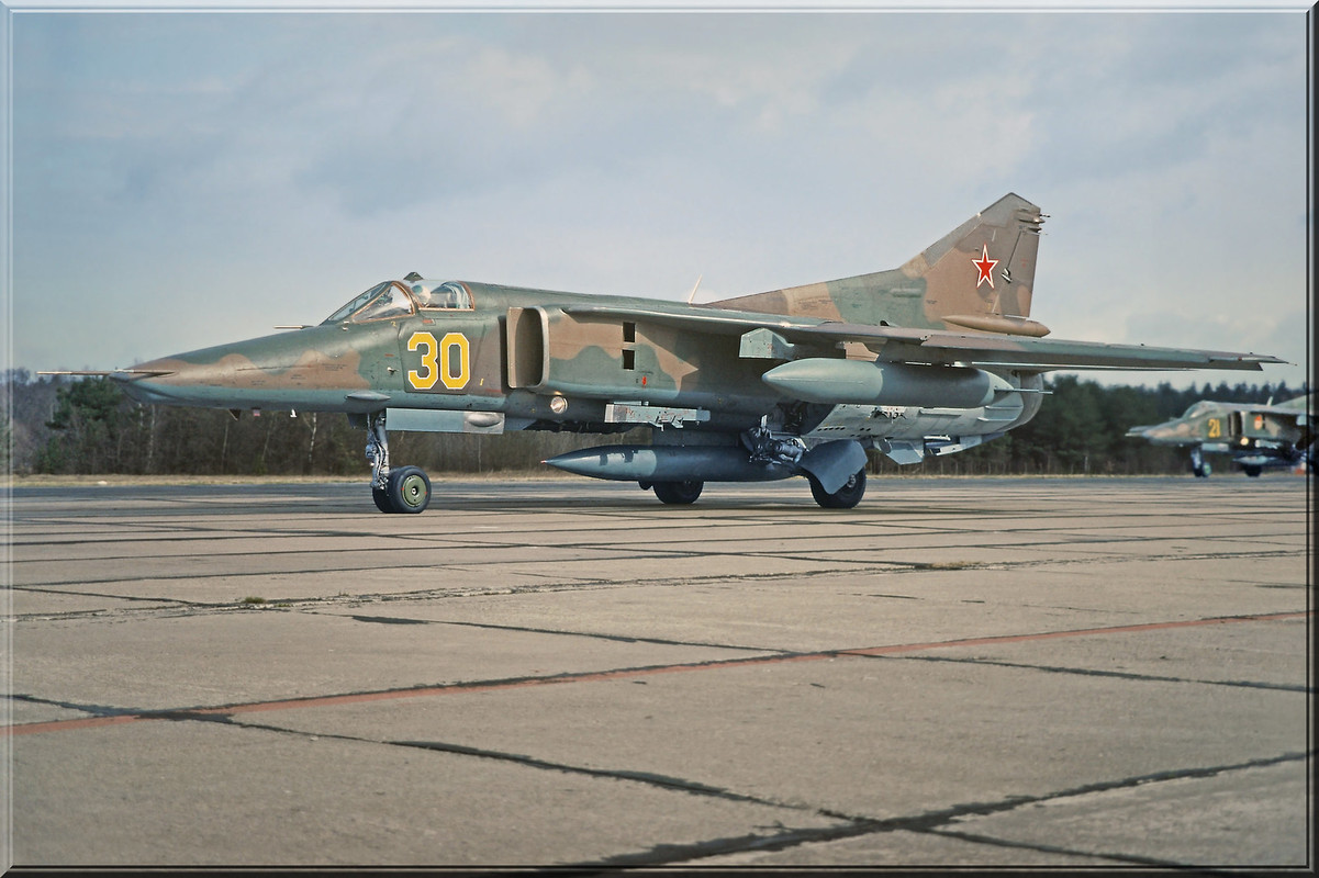 19 GvAPIB Mig-27D Yellow 30_61912558160 (5)