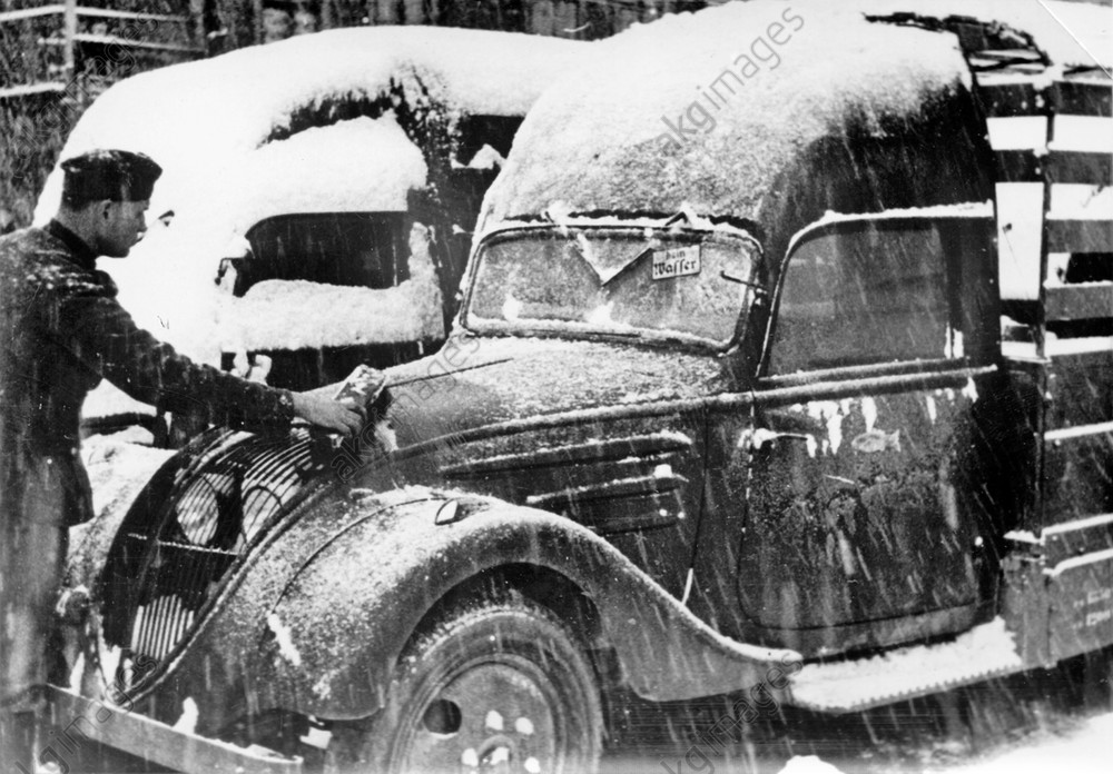 Soldaten der deutschen Wehrmacht vor erbeuteten Militärlastwagen während der Besatzungszeit in Norwe