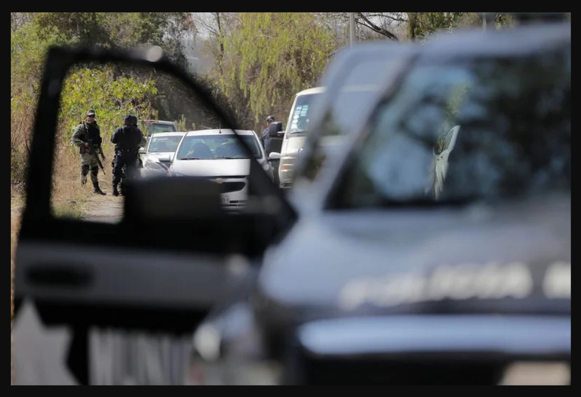 Abandonaron cadáveres en la cajuela de un auto, los cuerpos ya apestaban