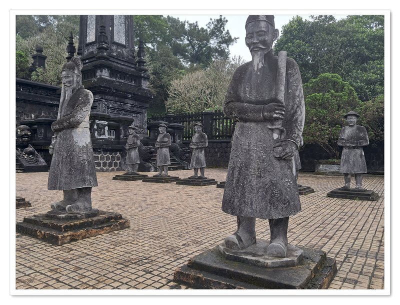 Hue, tumbas imperiales. Autobús nocturno a Tam Coc. - De la bahía de Halong a los templos de Angkor (5)