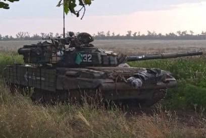 ukr-elhagyott-T-72-M1.jpg