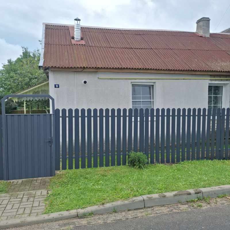 Забор из металлического штакетника