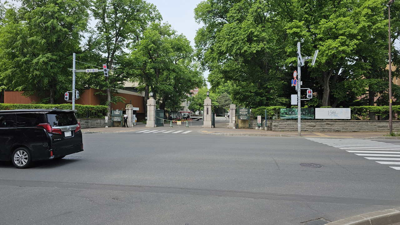 從馬路對面拍攝北海道大學正門